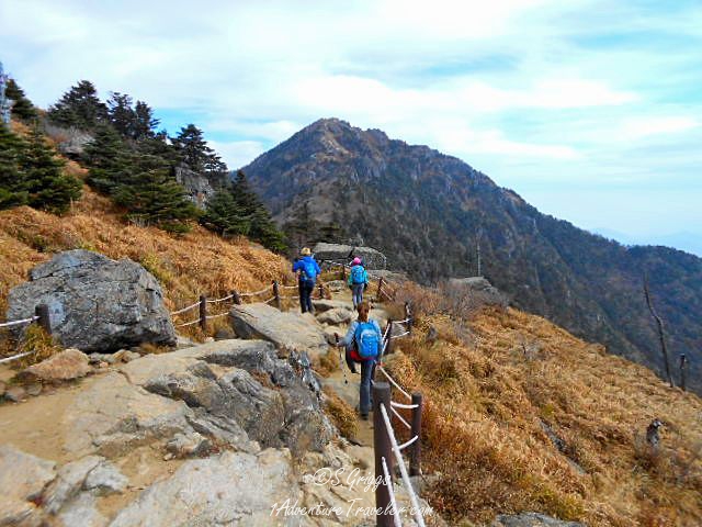 Mt Jirisan - See Magnificent Fall Colors with 1AdventureTraveler | South Korea | Mt. Jirisan | Autumn | Leaf peeping | hiking | expat travel | Fall colors | mountains |